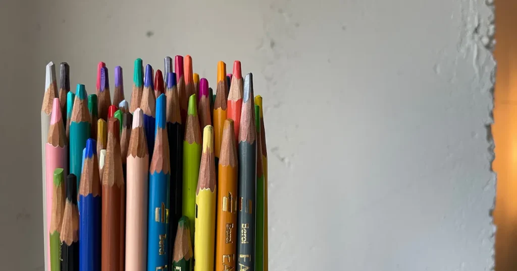 たくさんの色の色鉛筆が束になり整列している。